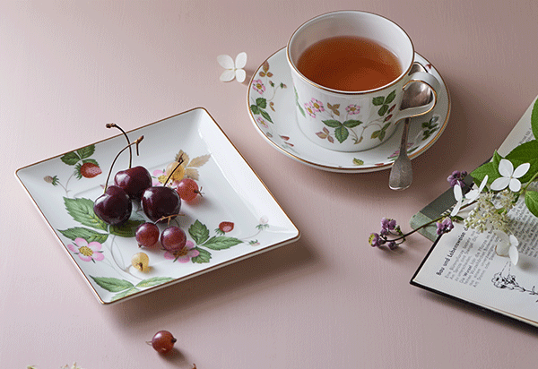 人気パターン　ワイルド ストロベリー / ルネッサンス ゴールド / コーヌコピア よりスクエア トレイ登場